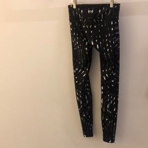 lululemon athletica Pants - Lululemon black and white legging, sz 4, 68767 lululemon athletica Pants - Lululemon black and white legging, sz 4, 68767